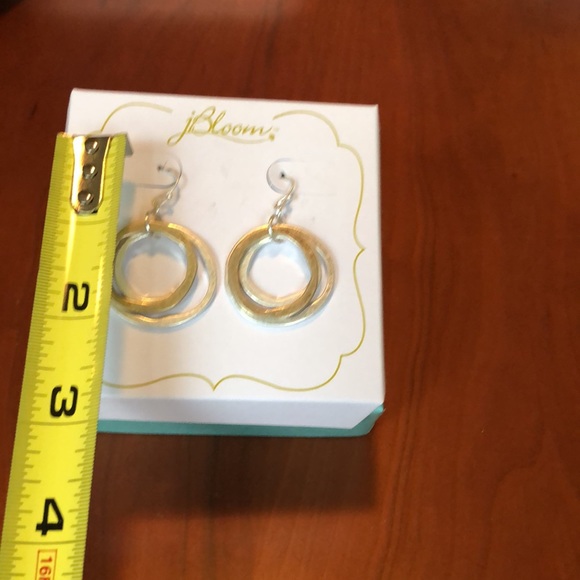 NWOT. Pretty 2-Tone Dangling Earrings - Picture 5 of 5